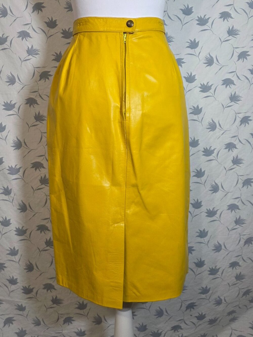 Vintage 80s High Waisted Mustard Yellow Leather Pencil Skirt - Size 10 - Picture 7 of 8